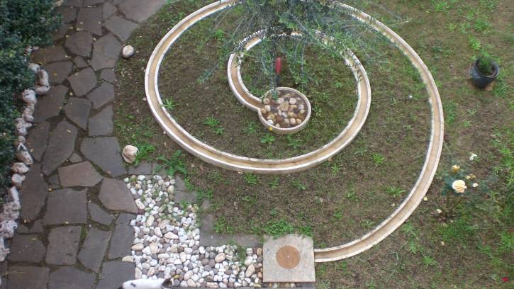Giardino con fontana e ciottoli
